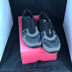 Skechers Memory foam air cooled Sz 7.5 BNIB